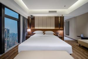 Rúm í herbergi á Chongqing Junsheng Yunduan Riverview Hotel