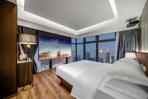 Rúm í herbergi á Chongqing Junsheng Yunduan Riverview Hotel