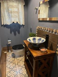 Un baño con lavabo e inodoro en Lindo Sobrado Amarelo -próximo a praia, en Mongaguá