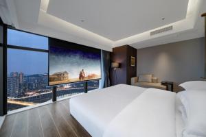 Postel nebo postele na pokoji v ubytování Chongqing Junsheng Yunduan Riverview Hotel