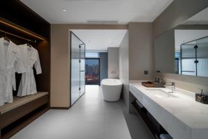 Baðherbergi á Chongqing Junsheng Yunduan Riverview Hotel