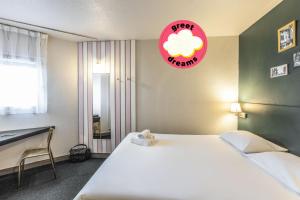 Postel nebo postele na pokoji v ubytování Greet Hotel Limoges Nord