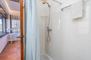 een douche met een blauw douchegordijn in een badkamer bij Sun & Beach Alvor in Alvor +17 foto's