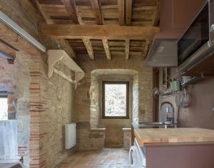 赫罗纳AS Palau dels Alemanys Suites Boutique Monument的厨房设有砖墙和窗户
