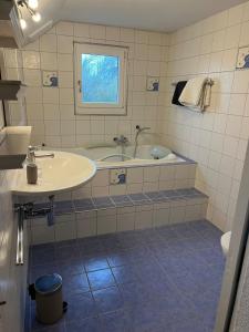 Koupelna v ubytování Maison Verdeau Ferien am Murtensee