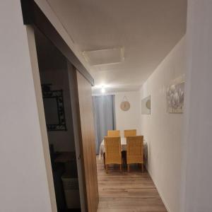 Χώρος καθιστικού στο Studio Renard quartier marais, terrasse en rez de jardin, matelas confort