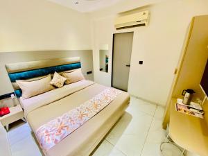 Letto o letti in una camera di Hotel RV Residency