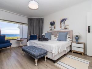 Postel nebo postele na pokoji v ubytování Sandbaai Country House