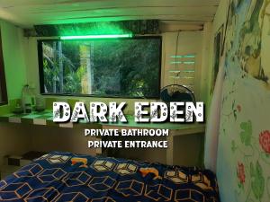 ein Schlafzimmer mit einem Fenster mit den Worten Dark Eden und einem Bett in der Unterkunft HyperLuˢᵖᵃᶜᵉ in Ko Kood