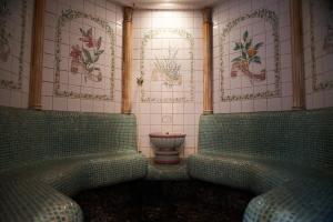 A seating area at Seiryu-so