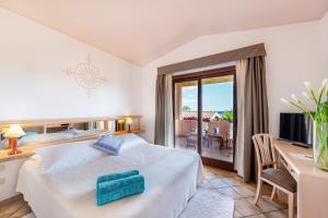 Postel nebo postele na pokoji v ubytování Sant'Elmo Beach Hotel