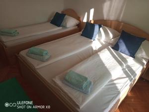 Ένα ή περισσότερα κρεβάτια σε δωμάτιο στο Room in Lopar with Balcony, WIFI 4620-94