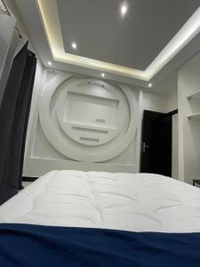 Cama blanca en habitación con techo en Apartement abwab gueliz, en Marrakech