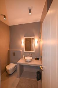 Et badeværelse på Stone Grey Arnados + 13 billeder