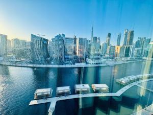 ドバイにあるPremium Large Studio in Hamilton residency business bay Marasi Drive Dubaiの川と建物のある街の景色