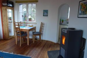een woonkamer met een tafel en een fornuis bij Ferienhaus Quick's Cottage in Roetgen