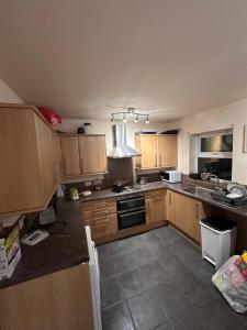 Una cocina con gabinetes de madera y un horno de estufa. en Hanham Lodge, en Longwell Green