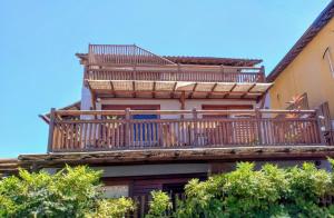 een gebouw met houten balkons aan de zijkant bij Casa Dendê Praia do Forte in Praia do Forte +2 foto's