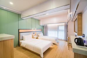 Llit o llits en una habitació de Dequan Hotel Chaoyang Park Branch Coffee fruits, snacks a gym and a laundry room are provided for free in the lobby