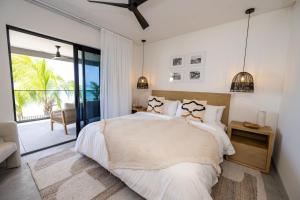 Un dormitorio con una cama grande y un balcón. en Allure 202 apts, en Bridgetown