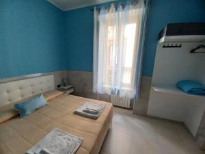 ein Schlafzimmer mit großem Bett und Fenster in der Unterkunft B&B Quattro Palazzi Napoli Centro in Neapel