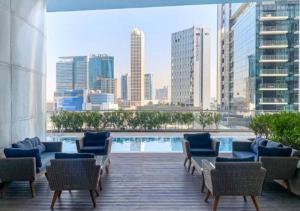 Bazén v ubytování Modern 1BR Apartment, High Floor, Near Dubai Mall nebo v jeho okolí