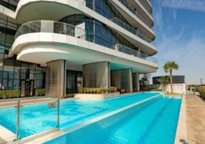 Bazén v ubytování Modern 1BR Apartment, High Floor, Near Dubai Mall nebo v jeho okolí