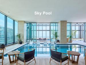 Bazén v ubytování Mitsui Garden Hotel Yokohama Minatomirai Premier nebo v jeho okolí