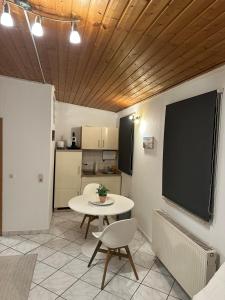 リューデスハイムにあるRüdesheim Monteurwohnungのリビングルーム(テーブル、壁掛けテレビ付) +8枚の写真