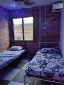 Postel nebo postele na pokoji v ubytování Roomstay Nurfadz Sg Buloh
