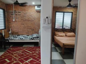 Postel nebo postele na pokoji v ubytování Roomstay Nurfadz Sg Buloh