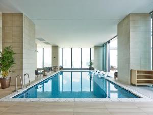 Bazén v ubytování Mitsui Garden Hotel Yokohama Minatomirai Premier nebo v jeho okolí