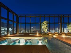 Bazén v ubytování Mitsui Garden Hotel Yokohama Minatomirai Premier nebo v jeho okolí