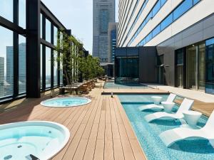 Bazén v ubytování Mitsui Garden Hotel Yokohama Minatomirai Premier nebo v jeho okolí