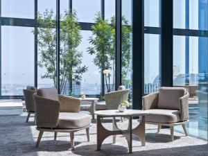Posezení v ubytování Mitsui Garden Hotel Yokohama Minatomirai Premier