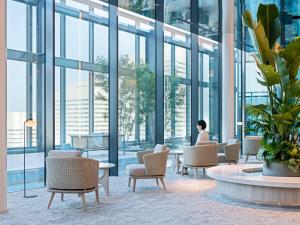 Posezení v ubytování Mitsui Garden Hotel Yokohama Minatomirai Premier