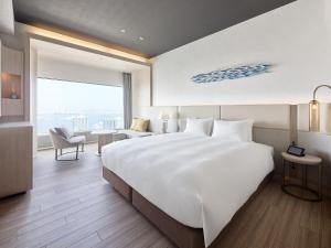 Postel nebo postele na pokoji v ubytování Mitsui Garden Hotel Yokohama Minatomirai Premier
