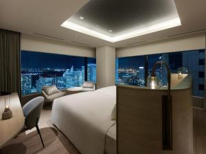 Postel nebo postele na pokoji v ubytování Mitsui Garden Hotel Yokohama Minatomirai Premier