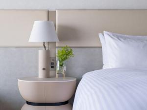 Postel nebo postele na pokoji v ubytování Mitsui Garden Hotel Yokohama Minatomirai Premier