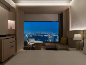 Postel nebo postele na pokoji v ubytování Mitsui Garden Hotel Yokohama Minatomirai Premier