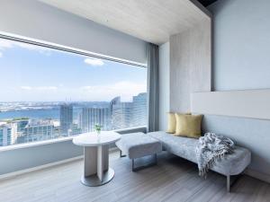 Posezení v ubytování Mitsui Garden Hotel Yokohama Minatomirai Premier