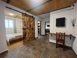 a room with a sliding barn door and a bedroom at El Lagar de Enzo in Icod de los Vinos