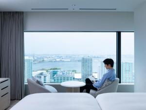 Postel nebo postele na pokoji v ubytování Mitsui Garden Hotel Yokohama Minatomirai Premier