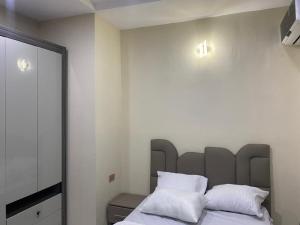 Ένα ή περισσότερα κρεβάτια σε δωμάτιο στο Furnished one-bedroom bungalow in a secure and serene part of Ibadan