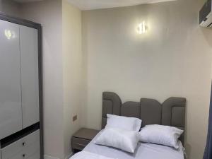 Ένα ή περισσότερα κρεβάτια σε δωμάτιο στο Furnished one-bedroom bungalow in a secure and serene part of Ibadan