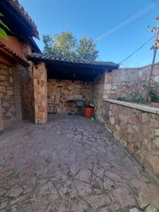 eine Terrasse in einem Steingebäude mit einer Steinmauer in der Unterkunft Stones Villa in Sarandë