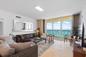 Χώρος καθιστικού στο Luxury 2-bedrooms Oceanfront Condo in Sunny Isles