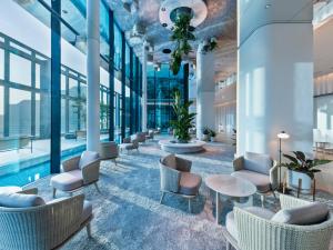 Bazén v ubytování Mitsui Garden Hotel Yokohama Minatomirai Premier nebo v jeho okolí