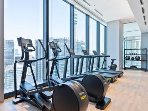 Fitness centrum a/nebo fitness zařízení v ubytování Mitsui Garden Hotel Yokohama Minatomirai Premier