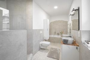 Un baño blanco con inodoro y lavabo. en Gustava 31, en Graal-Müritz